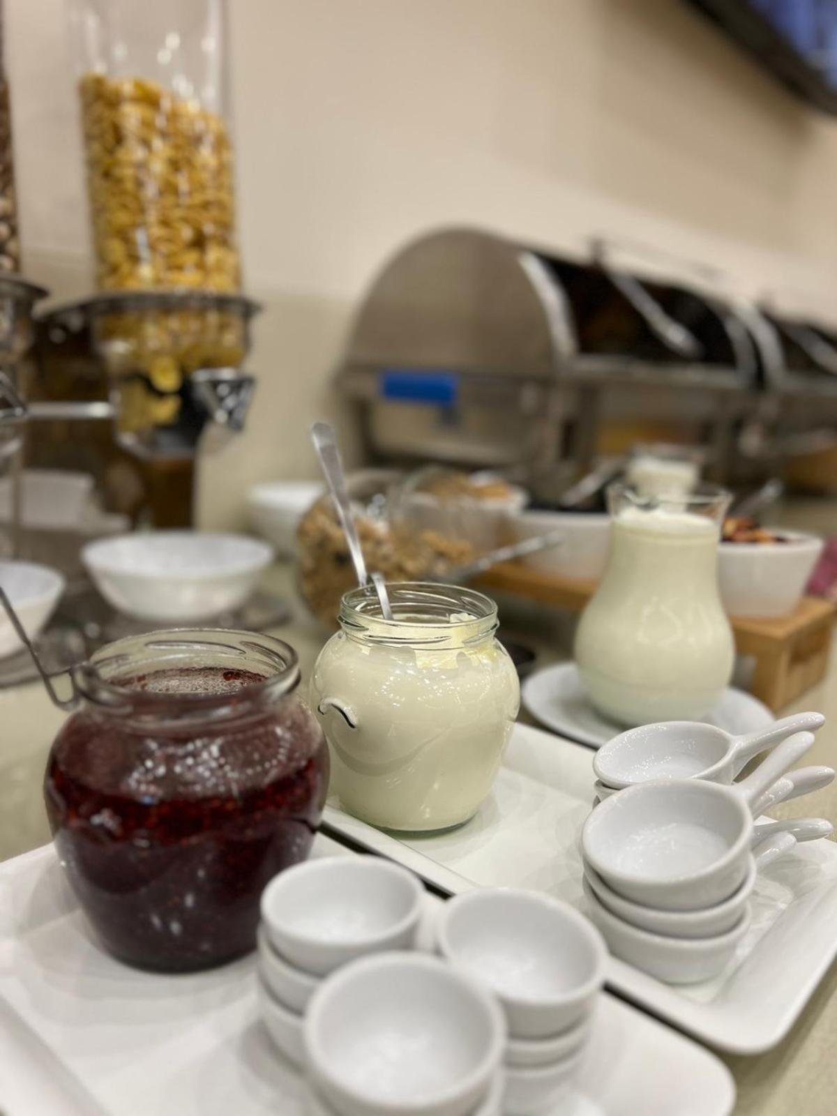 Ambassador Hotel تشيسيناو المظهر الخارجي الصورة
