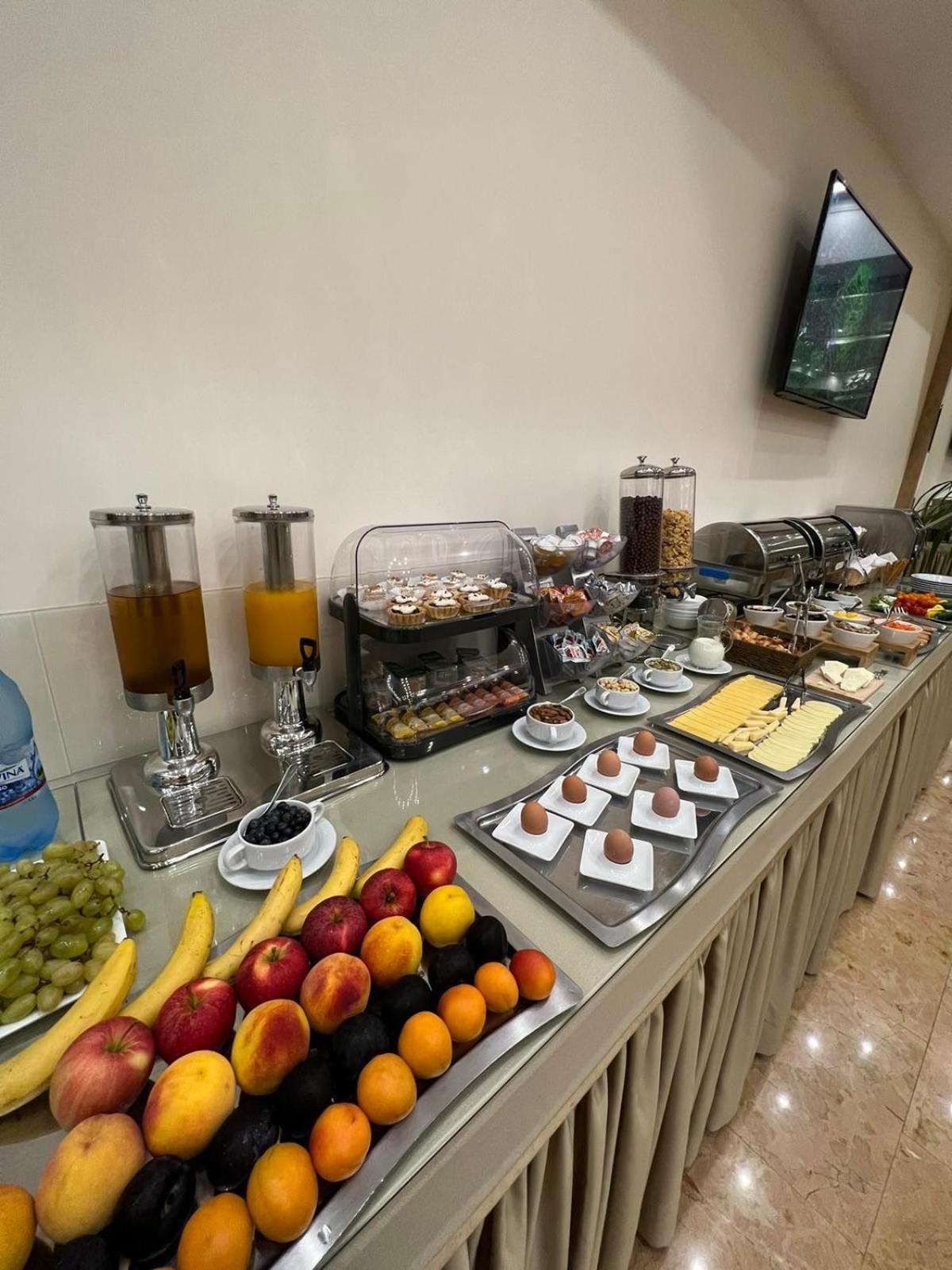 Ambassador Hotel تشيسيناو المظهر الخارجي الصورة