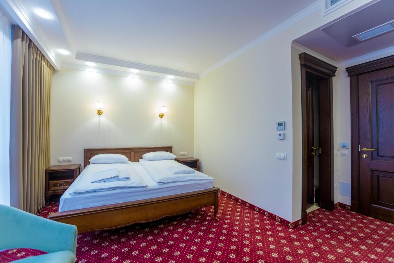 Ambassador Hotel تشيسيناو المظهر الخارجي الصورة