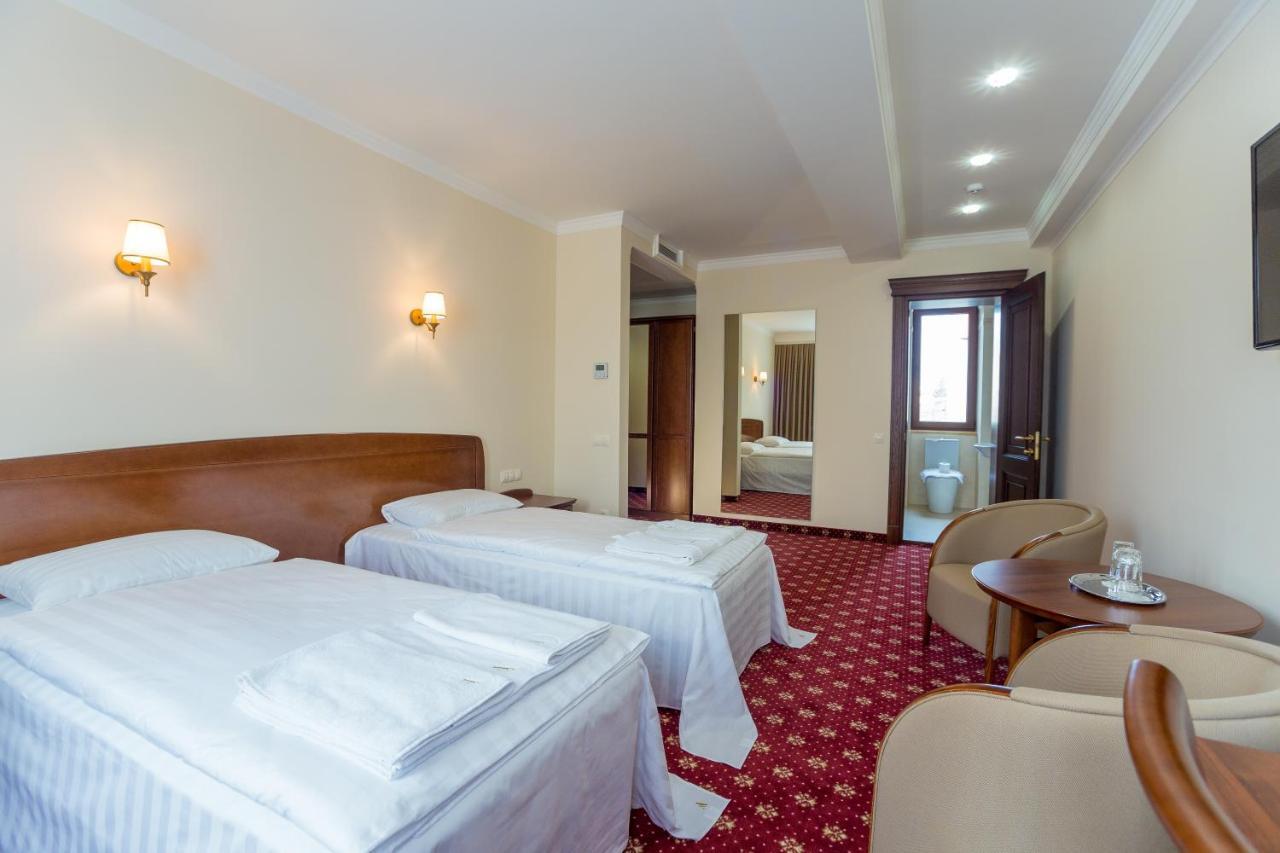 Ambassador Hotel تشيسيناو المظهر الخارجي الصورة