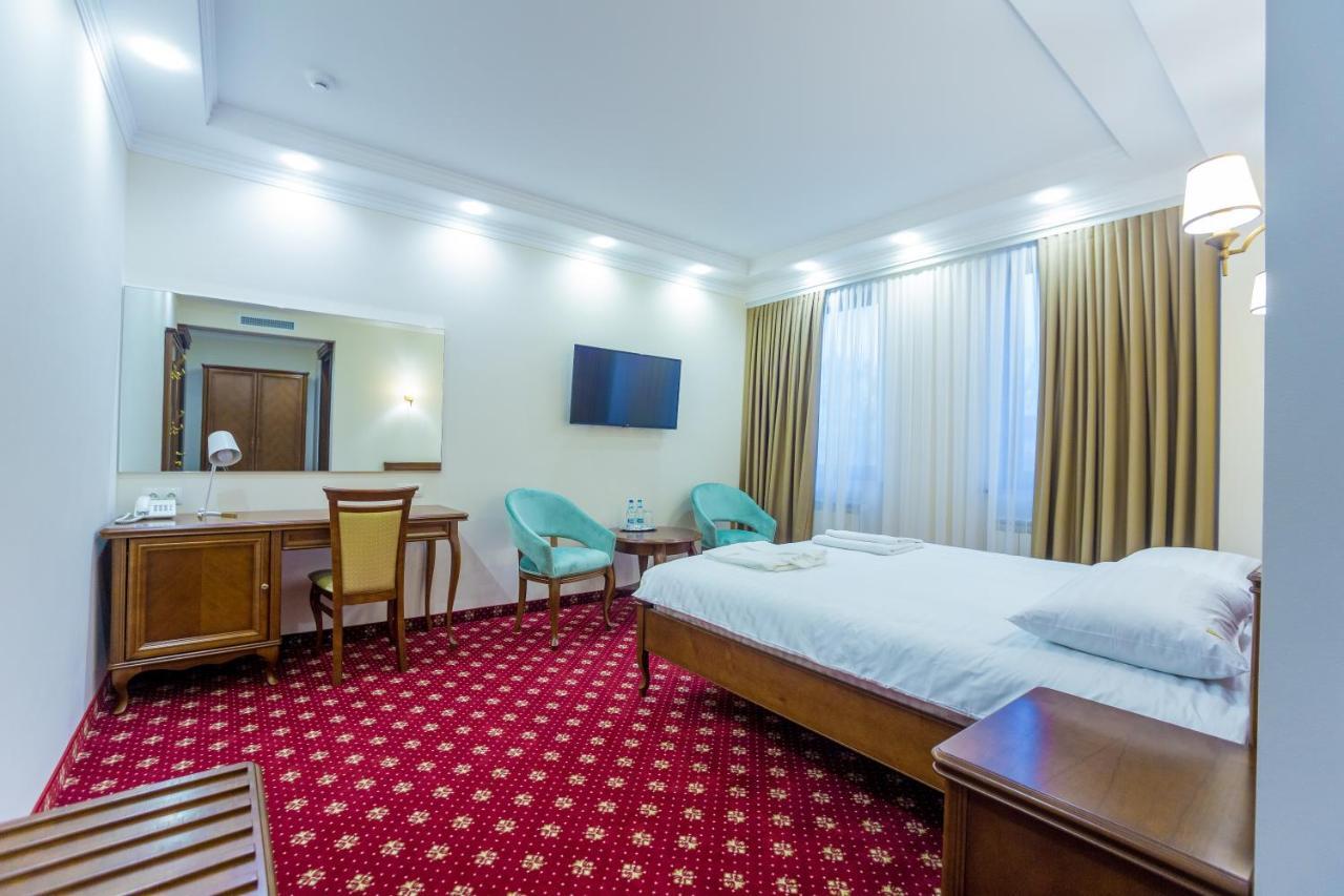 Ambassador Hotel تشيسيناو المظهر الخارجي الصورة