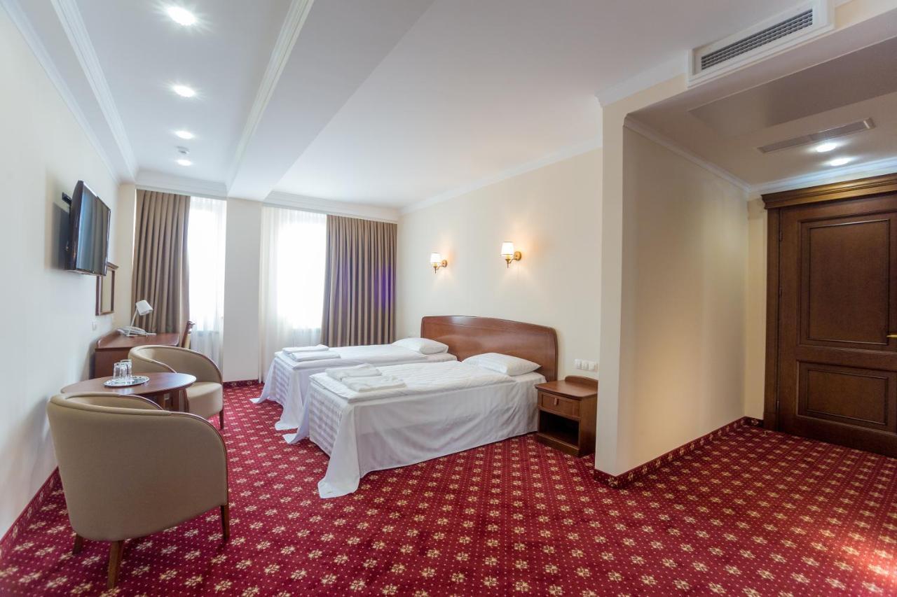 Ambassador Hotel تشيسيناو المظهر الخارجي الصورة