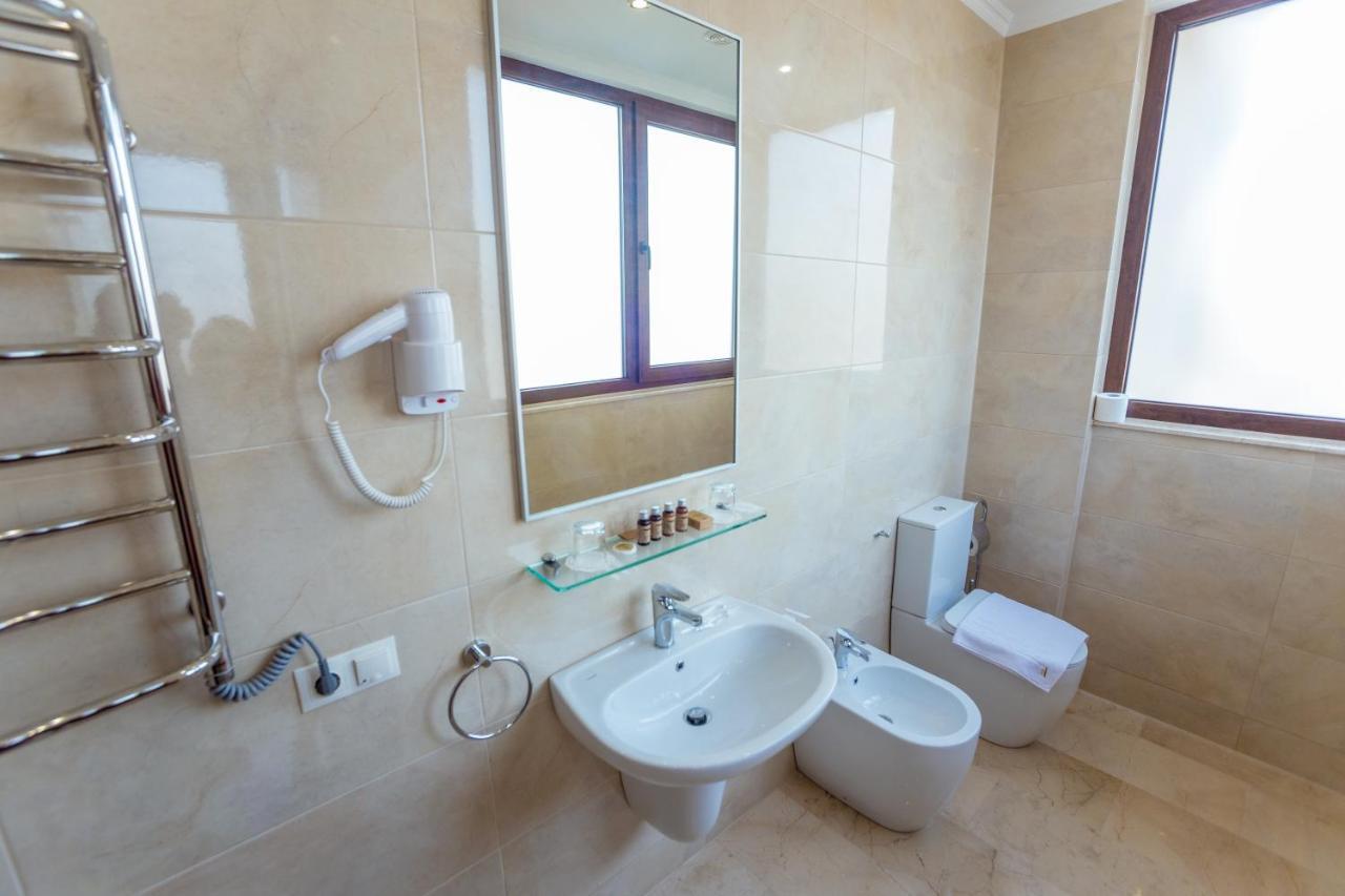 Ambassador Hotel تشيسيناو المظهر الخارجي الصورة