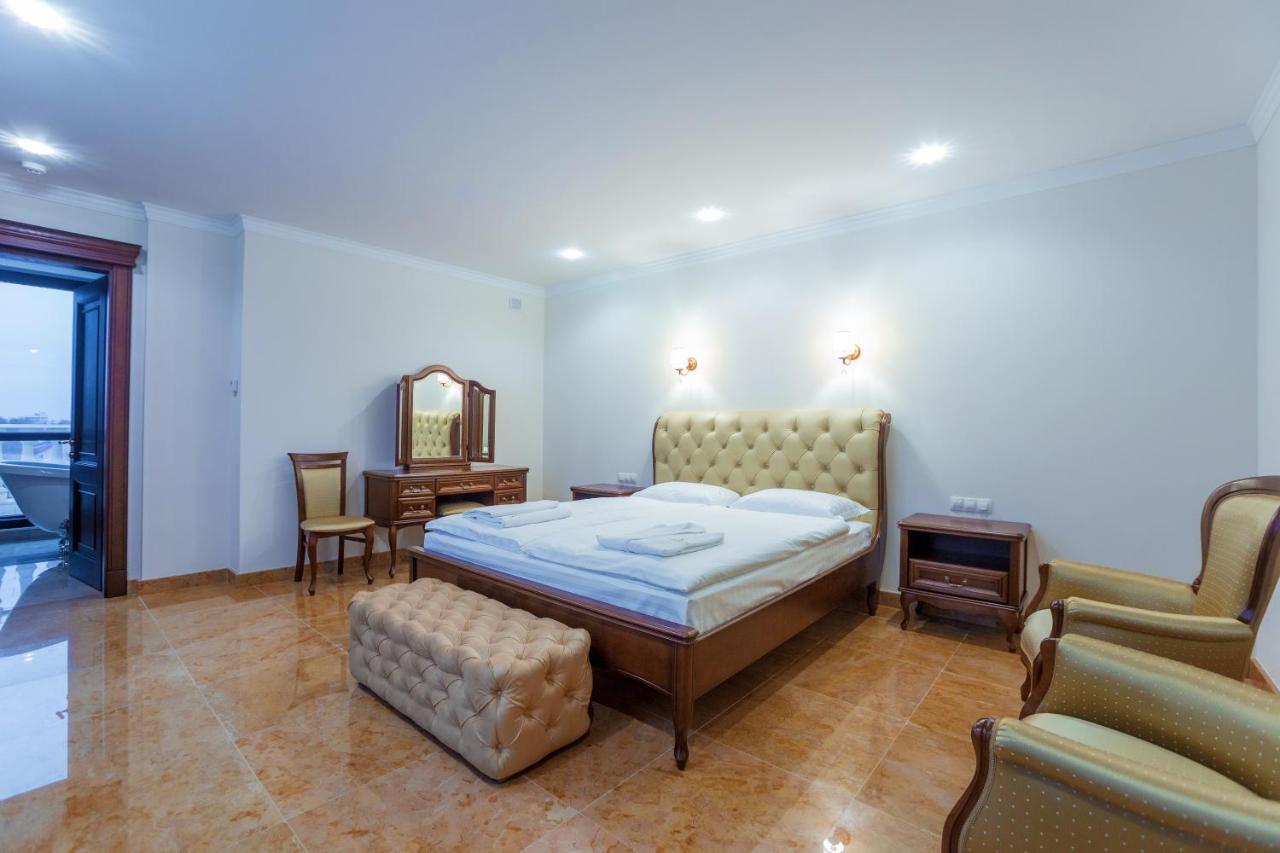 Ambassador Hotel تشيسيناو المظهر الخارجي الصورة