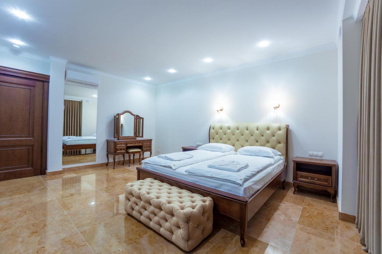 Ambassador Hotel تشيسيناو المظهر الخارجي الصورة