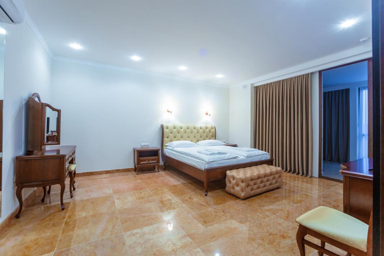 Ambassador Hotel تشيسيناو المظهر الخارجي الصورة