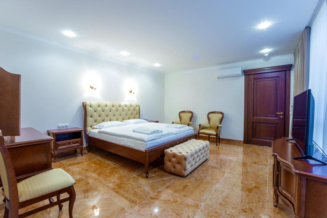 Ambassador Hotel تشيسيناو المظهر الخارجي الصورة