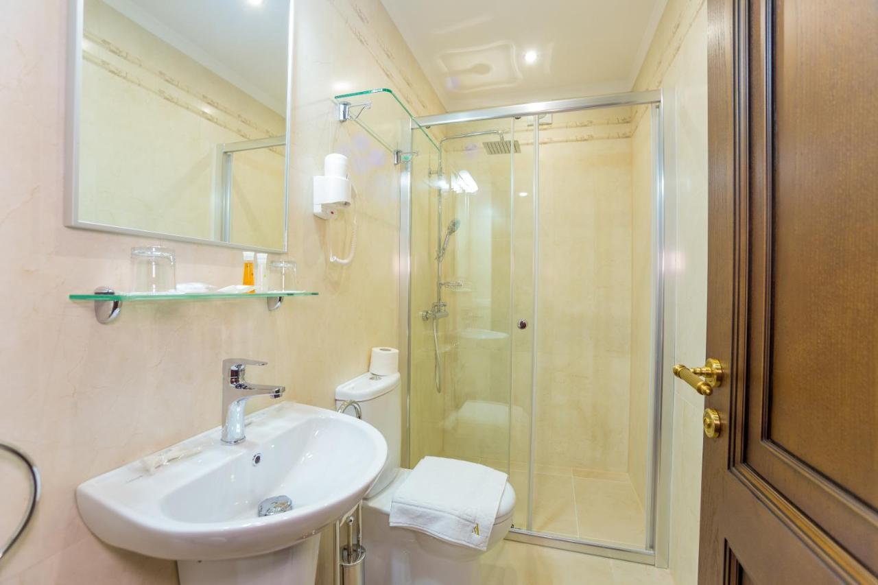 Ambassador Hotel تشيسيناو المظهر الخارجي الصورة