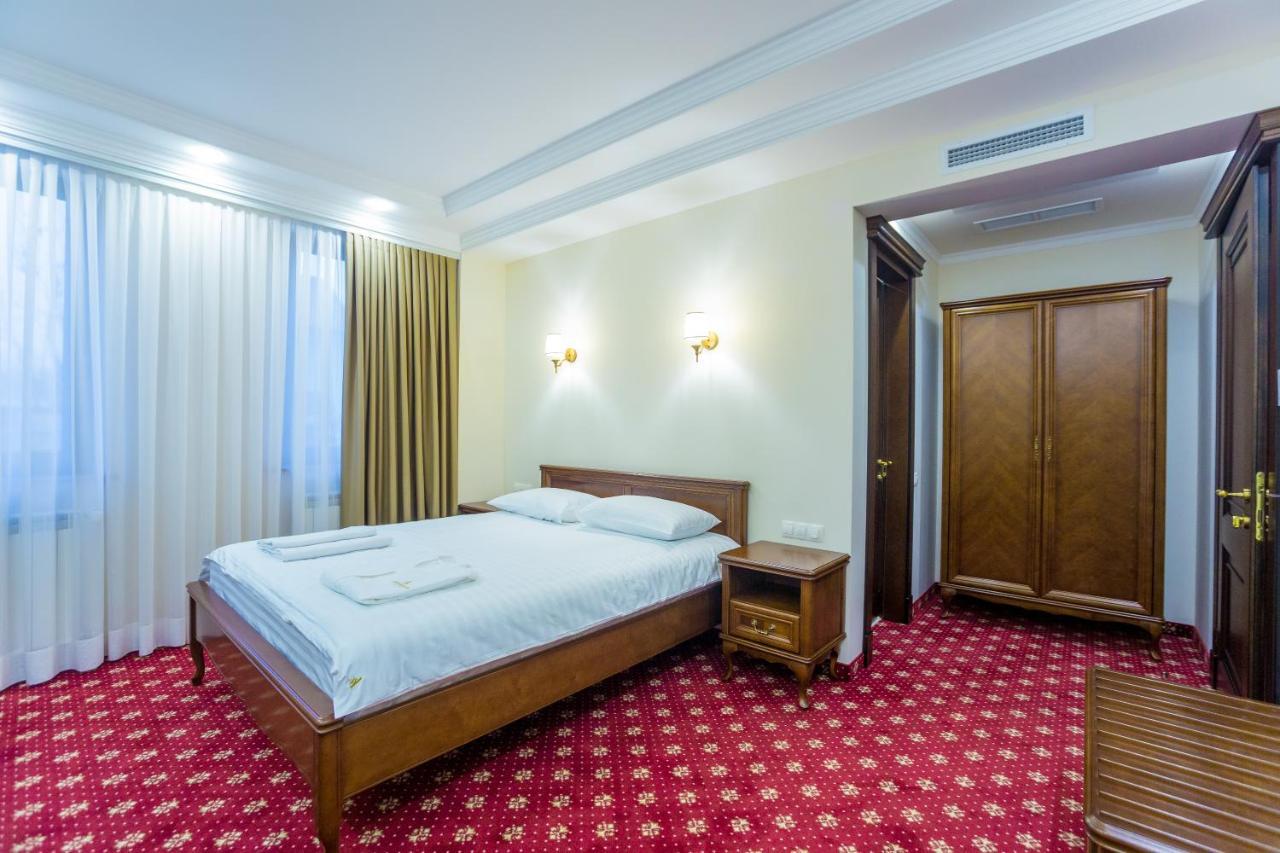 Ambassador Hotel تشيسيناو المظهر الخارجي الصورة